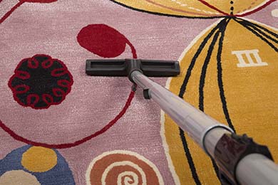 Dammsugning av en matta.